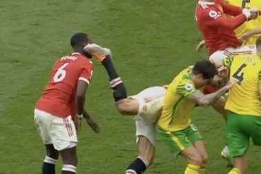 Paul Pogba nổi điên sau khi bị Harry Maguire đạp vào đầu