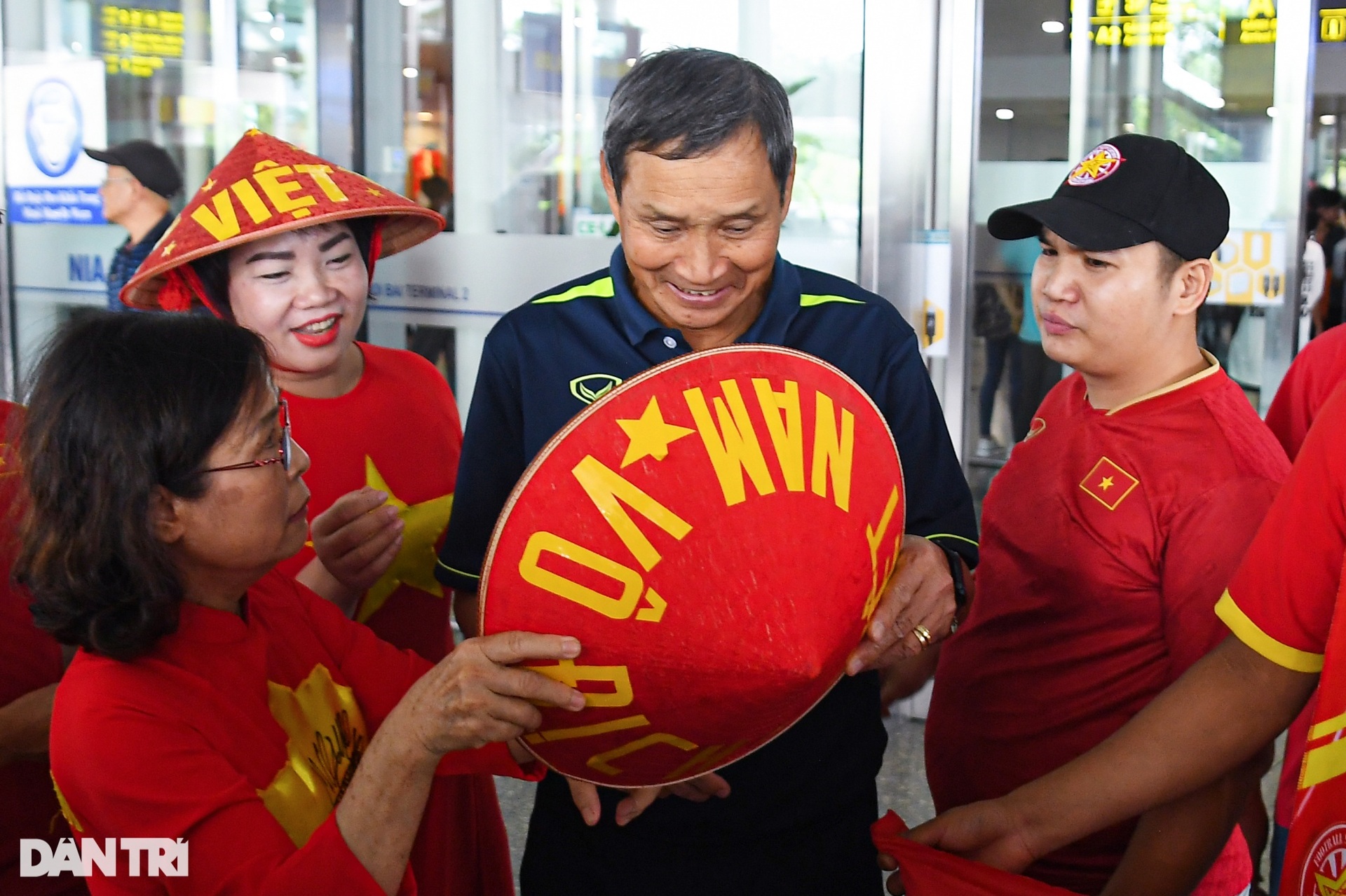 Tuyển nữ Việt Nam rạng rỡ ngày về nước, HLV Mai Đức Chung nhận quà đặc biệt - 14