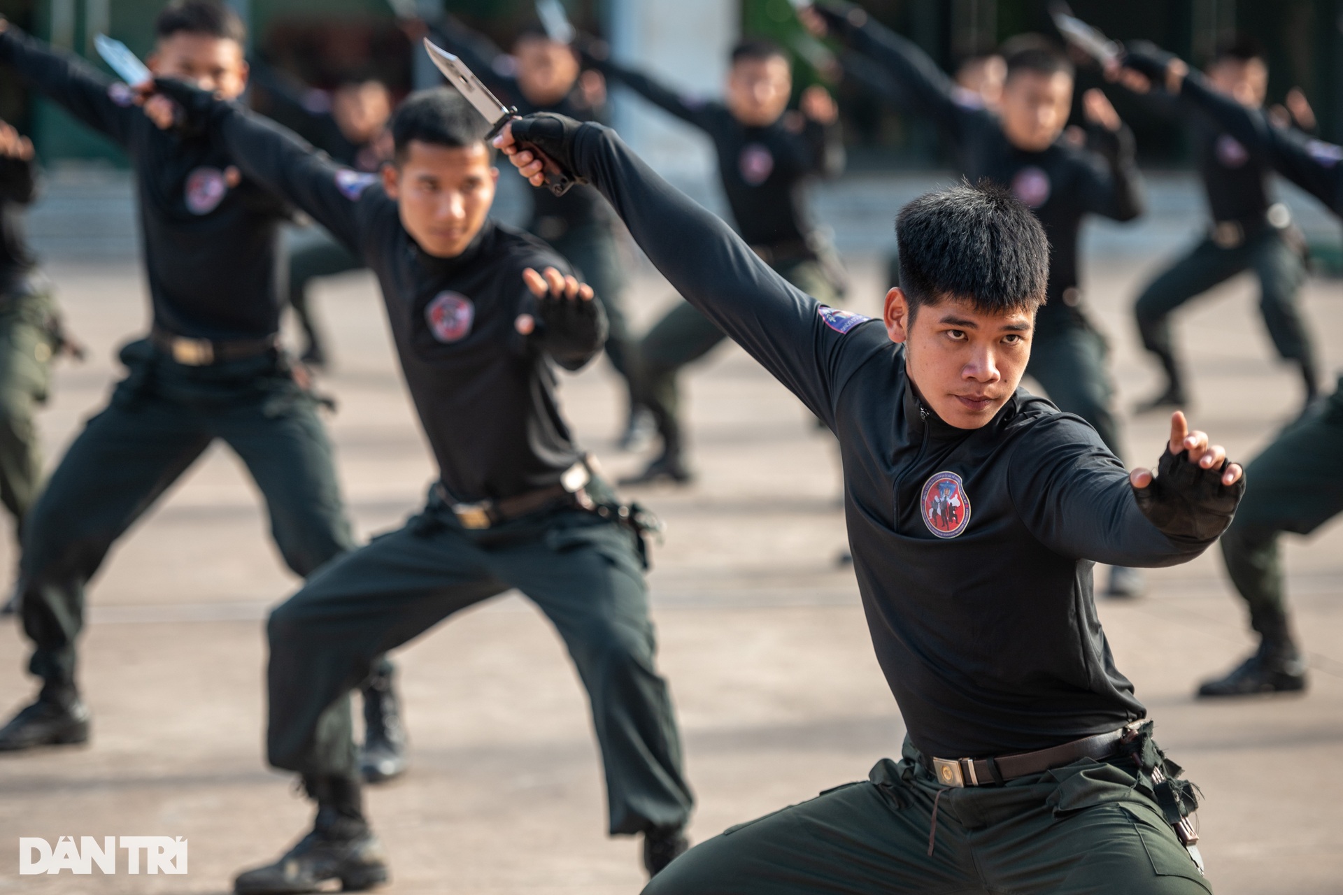 Cảnh sát chống khủng bố: Bí ẩn dưới lớp lá bạch đàn khô - 2 Cảnh sát chống khủng bố: Bí ẩn dưới lớp lá bạch đàn khô - 2