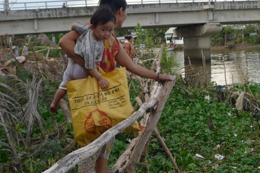Sống ở quận sang nhất Cần Thơ, phải bắc cầu khỉ đi vào “đất liền”