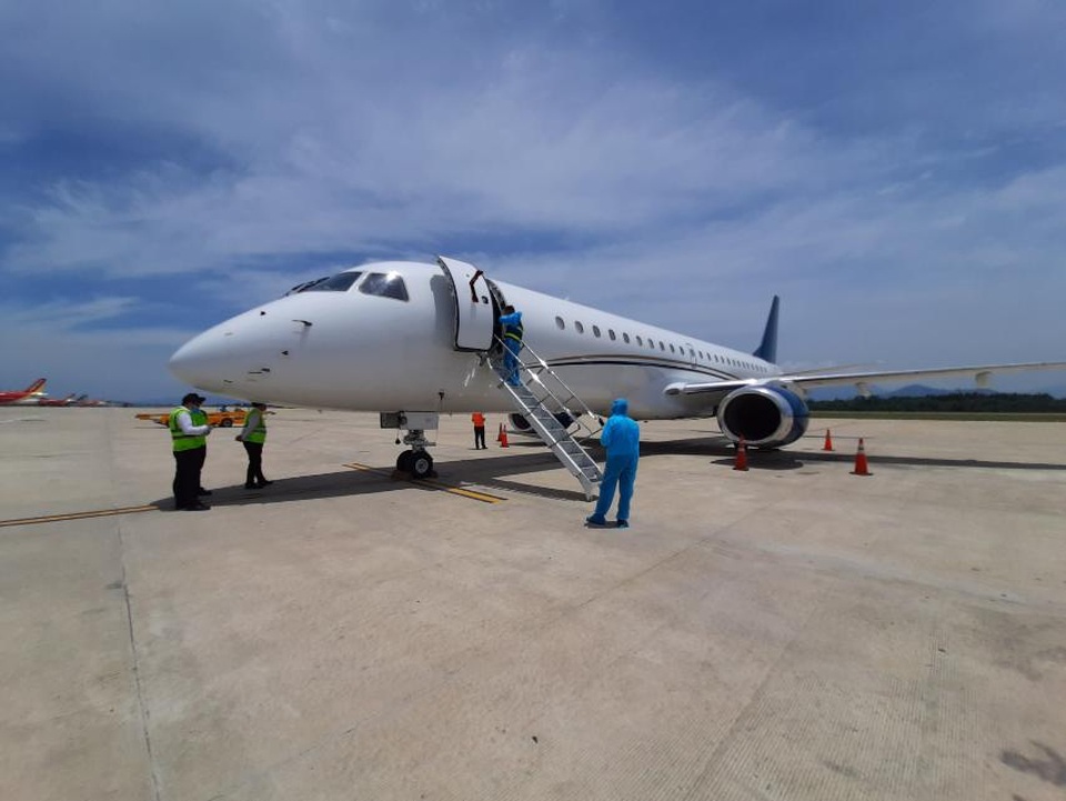 Hòa Phát bao trọn gói chuyến bay đưa 15 chuyên gia đến Dung Quất - 2 Hòa Phát bao trọn gói chuyến bay đưa 15 chuyên gia đến Dung Quất - 2