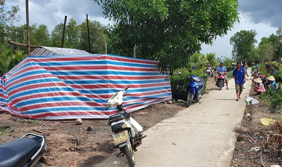 Phát hiện thi thể trẻ sơ sinh trôi dạt trên sông - 2 Phát hiện thi thể trẻ sơ sinh trôi dạt trên sông - 2