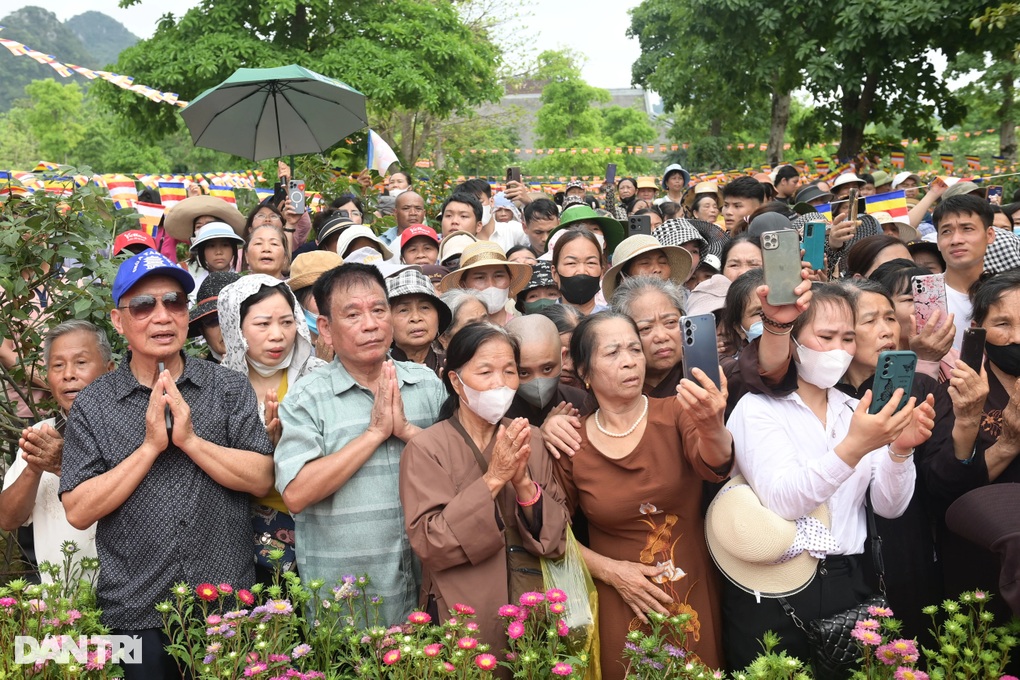 Hàng nghìn người cung rước xá lợi Đức Phật về chùa Tam Chúc - 1 Hàng nghìn người cung rước xá lợi Đức Phật về chùa Tam Chúc - 1