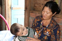 Người thân bé trai bị não úng thủy bất ngờ vì món quà lớn của bạn đọc