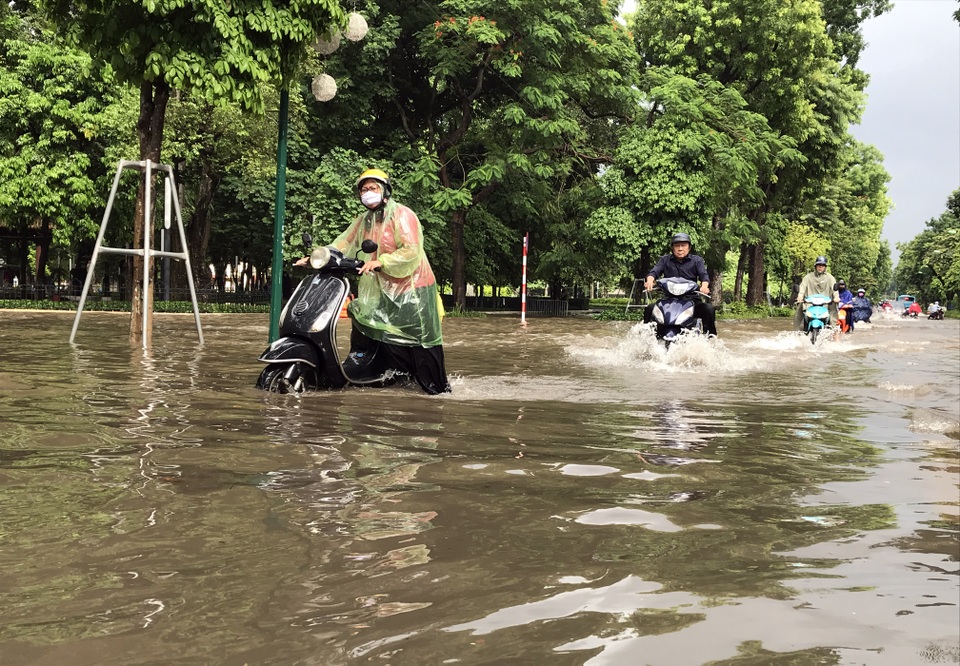Đường Hà Nội mênh mông nước, xe bơi trên phố cổ - 2 Đường Hà Nội mênh mông nước, xe bơi trên phố cổ - 2