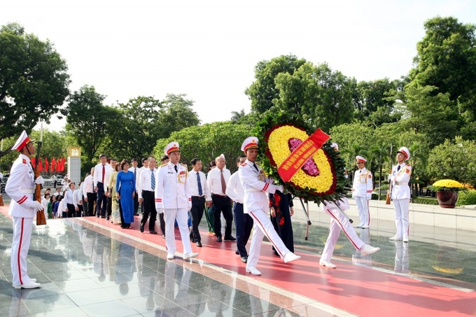 Đoàn đại biểu Bộ Lao động – Thương binh và Xã hội đặt vòng hoa tưởng niệm các Anh hùng liệt sĩ.