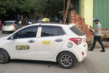 Vụ thanh sắt đâm thủng xe taxi: Nhóm công nhân khai gì?