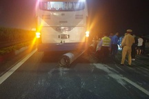 Đứt cáp xe đầu kéo, cột điện cao áp lăn trên cao tốc Pháp Vân - Cầu Giẽ