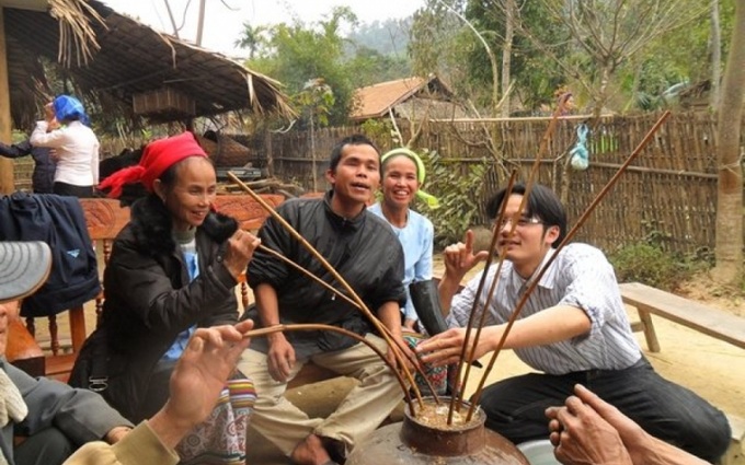 Rượu cần một nét đẹp văn hóa của đồng bào miền Tây xứ Nghệ.