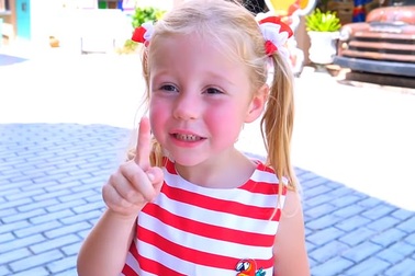 Bé gái Nga 5 tuổi kiếm 18 triệu USD/năm nhờ làm video “vlog”