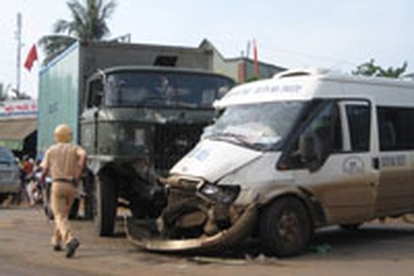 Tai nạn giao thông dây chuyền, 2 người chết