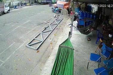 Lĩnh hậu quả vì dựng xe máy phía trước mũi xe đầu kéo