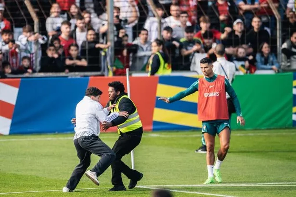 C.Ronaldo's shocking training session, fans climbed into the field and caused chaos - 7