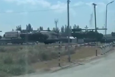 Video đoàn tàu Nga đưa pháo tự hành "vua chiến trường" tới Nam Ukraine