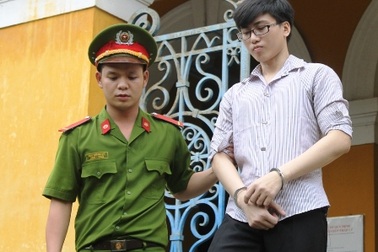 "Chỉ vì phút mù quáng trong tình yêu..."