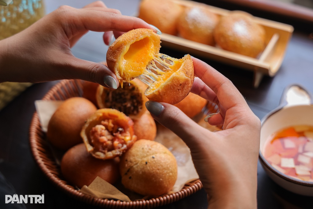 Hà Nội: Quán bánh rán phong cách quý tộc khách như xuyên không về quá khứ - 5 Hà Nội: Quán bánh rán phong cách quý tộc khách như xuyên không về quá khứ - 5