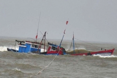 Đâm vật thể lạ trên biển, tàu cá chìm, 6 thuyền viên may mắn thoát nạn