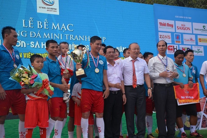 Trao huy chương cho các cầu thủ.