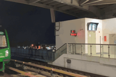 Hà Nội: Xuyên đêm nối những nhịp tàu rạo rực tình yêu đất nước