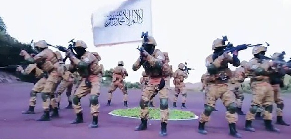 Taliban diễu hành khoe chiến lợi phẩm vũ khí Mỹ - 4 Taliban diễu hành khoe chiến lợi phẩm vũ khí Mỹ - 4