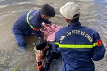 Hai bé gái đuối nước thương tâm dưới hồ