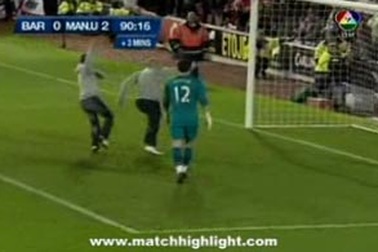 Hai CĐV Barnsley... sút tung lưới MU