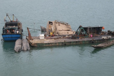 Trục vớt thành công tàu nghìn tấn gặp nạn ở cầu Gianh