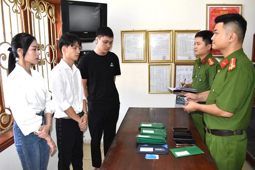 Thanh niên Hà Nội về Ninh Bình lôi kéo nhiều người mở tài khoản ngân hàng - 1 Thanh niên Hà Nội về Ninh Bình lôi kéo nhiều người mở tài khoản ngân hàng - 1