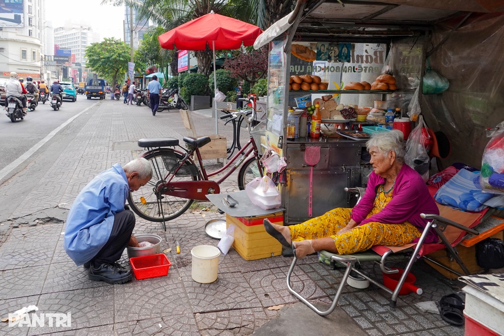 Xe bánh mì không nhà của mẹ già nuôi con tâm thần - 5 Xe bánh mì không nhà của mẹ già nuôi con tâm thần - 5