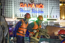 Những công nhân "dầm mình" trên công trường metro đêm giáp Tết