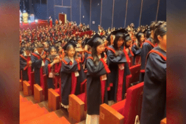 Sinh viên Hà Nội cúi đầu, rơi nước mắt, tri ân cha mẹ trong lễ tốt nghiệp