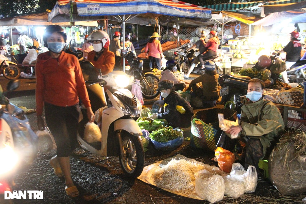 Người dân Pleiku tranh thủ chong đèn đi chợ trước giờ giãn cách - 3 Người dân Pleiku tranh thủ chong đèn đi chợ trước giờ giãn cách - 3