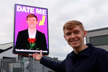 Anh: Chàng trai 23 tuổi mua pano quảng cáo để tìm bạn gái