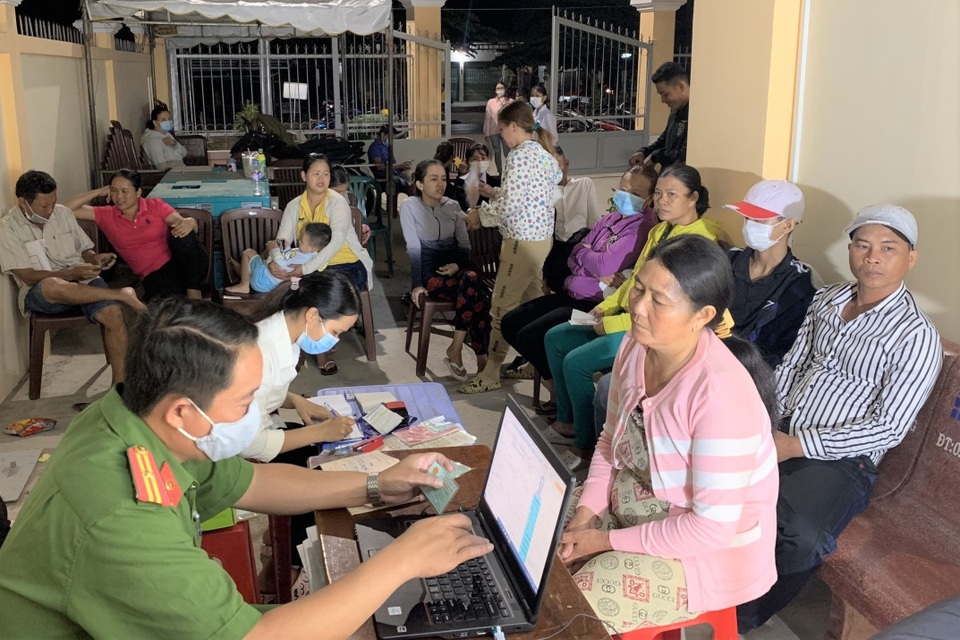 Xuyên đêm cấp thẻ căn cước công dân gắn chíp cho dân - 2 Xuyên đêm cấp thẻ căn cước công dân gắn chíp cho dân - 2