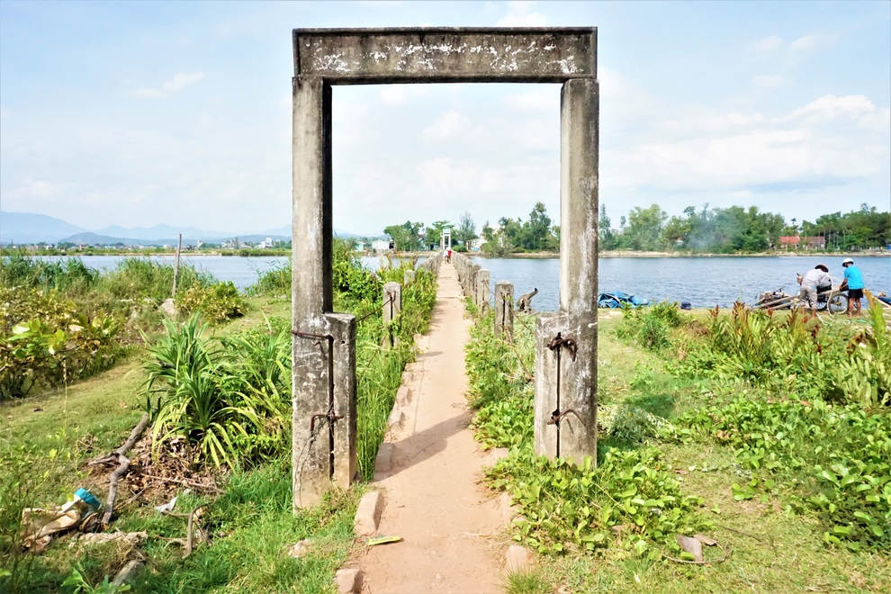 Run bần bật khi đi qua cây cầu vĩnh biệt - 10 Run bần bật khi đi qua cây cầu vĩnh biệt - 10