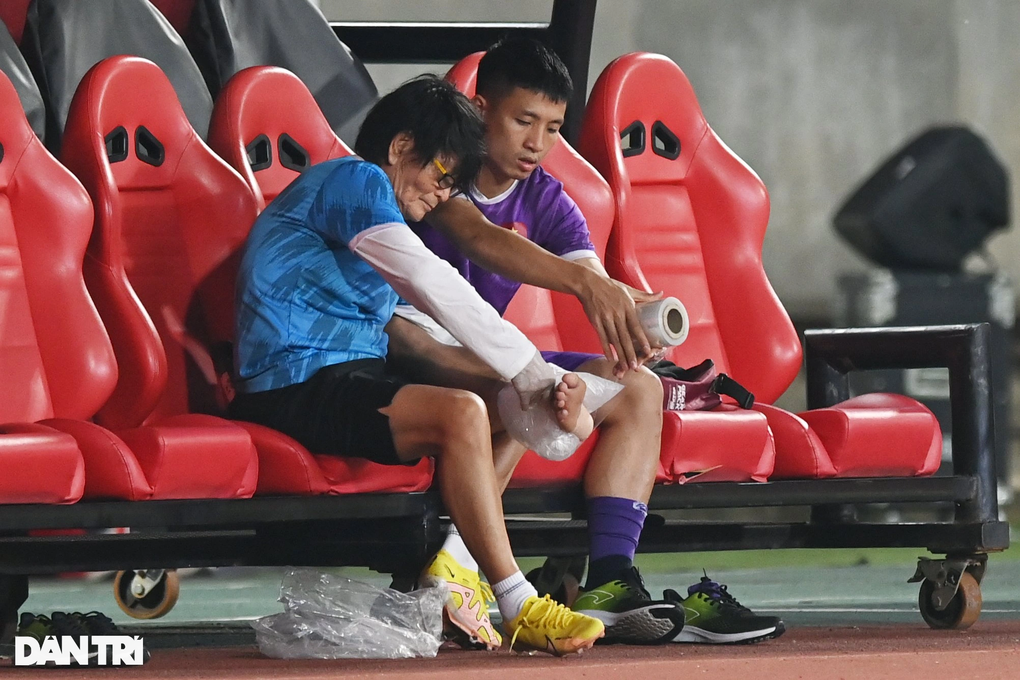 Bùi Tiến Dũng chấn thương, đội tuyển Việt Nam thêm nỗi lo trên đất Thái - 2 Bùi Tiến Dũng chấn thương, đội tuyển Việt Nam thêm nỗi lo trên đất Thái - 2
