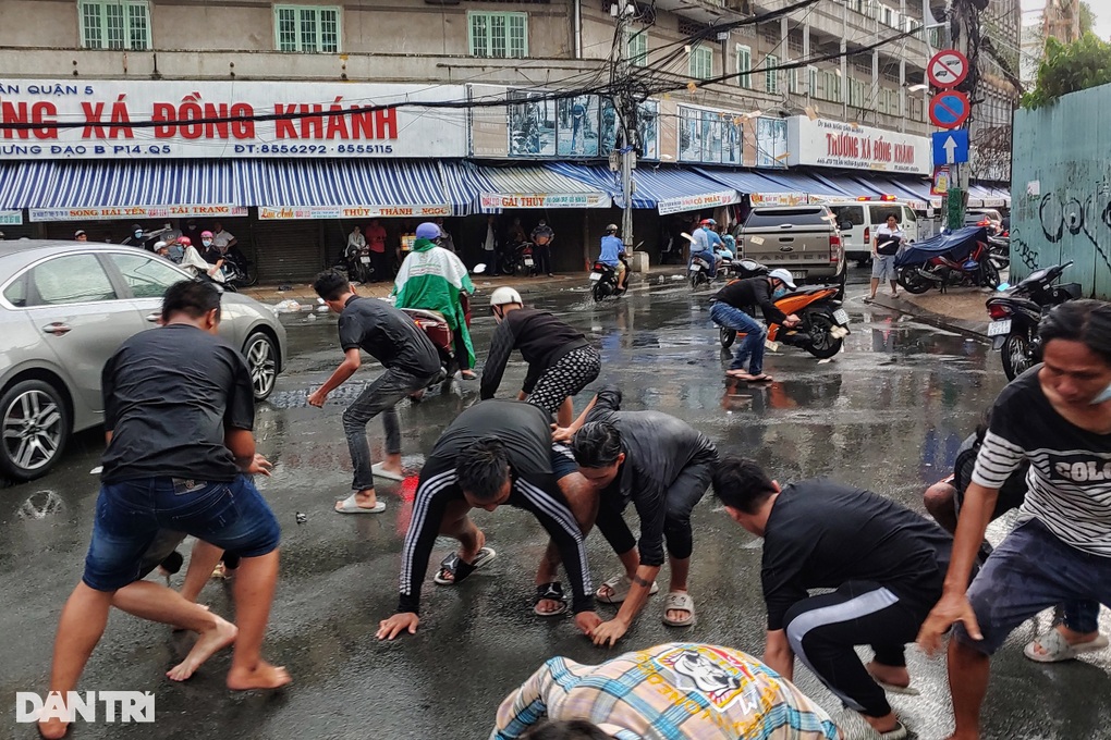 Hàng chục thanh niên hò hét, tranh giành tiền cúng cô hồn - 1 Hàng chục thanh niên hò hét, tranh giành tiền cúng cô hồn - 1