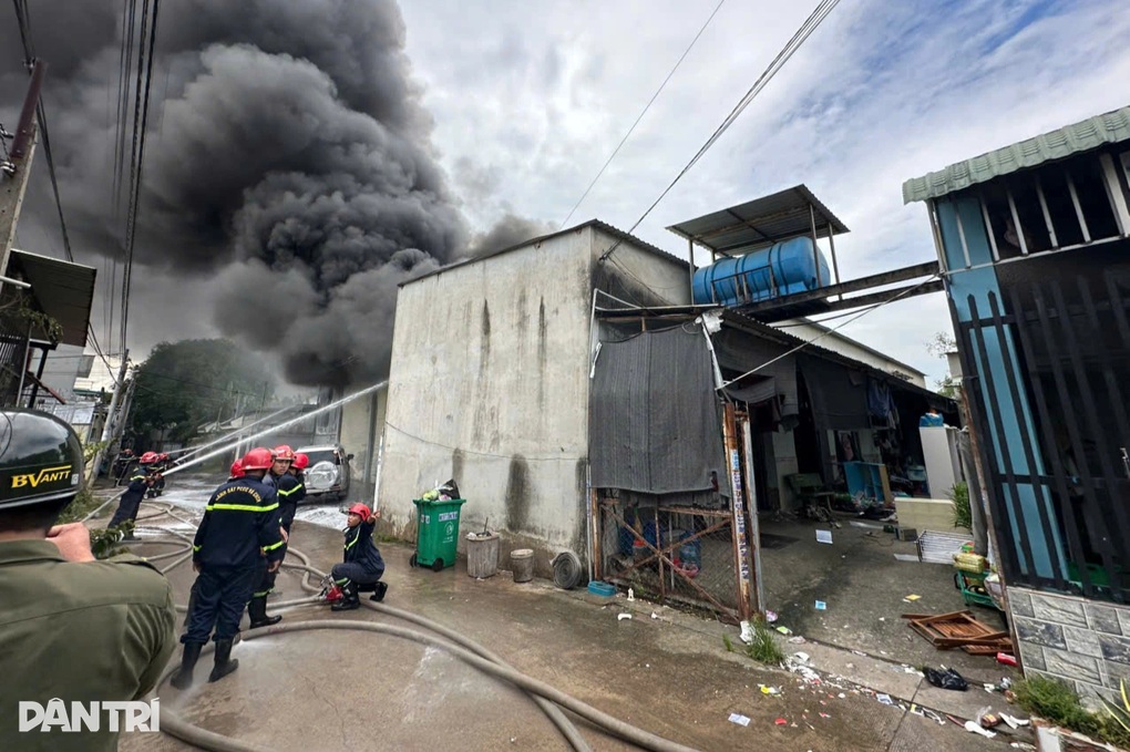 Cháy lớn tại xưởng phế liệu sát dãy nhà trọ ở Bình Dương - 1 Cháy lớn tại xưởng phế liệu sát dãy nhà trọ ở Bình Dương - 1