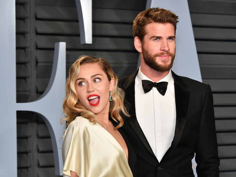 Miley Cyrus ví chuyện tình 10 năm với Liam Hemsworth như “chứng nghiện” - 3 Miley Cyrus ví chuyện tình 10 năm với Liam Hemsworth như “chứng nghiện” - 3
