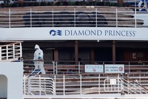 2 quan chức Nhật Bản nhiễm virus corona sau khi lên du thuyền chống dịch