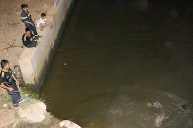 Cả đêm tìm kiếm cô gái nhảy cầu tự vẫn 