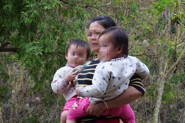 Hàng trăm phụ nữ miền núi “biến mất”: Những đứa con lai mang họ mẹ