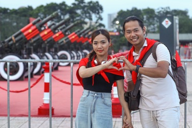 Người dân vượt hàng trăm cây số tới chụp ảnh cùng dàn pháo lễ