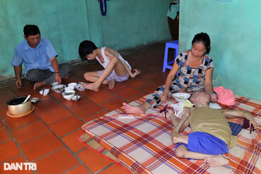 Nghẹn lòng U60 chạy xe ôm nuôi con bại não và cháu ngoại viết chữ bằng chân