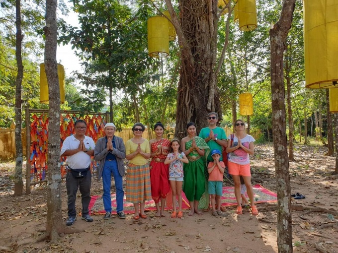 Đến với Làng văn hoá du lịch Khmer, du khách sẽ được hoà mình vào cuộc sống, văn hoá độc đáo của người Khmer bản địa...