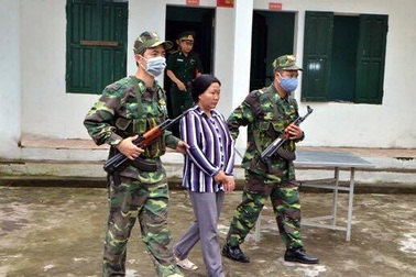 Bắt 1 phụ nữ vận chuyển hơn 1 kg ma túy đá qua biên giới