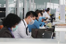 Hành khách, nhân viên đeo khẩu trang kín mít ở sân bay phòng virus corona