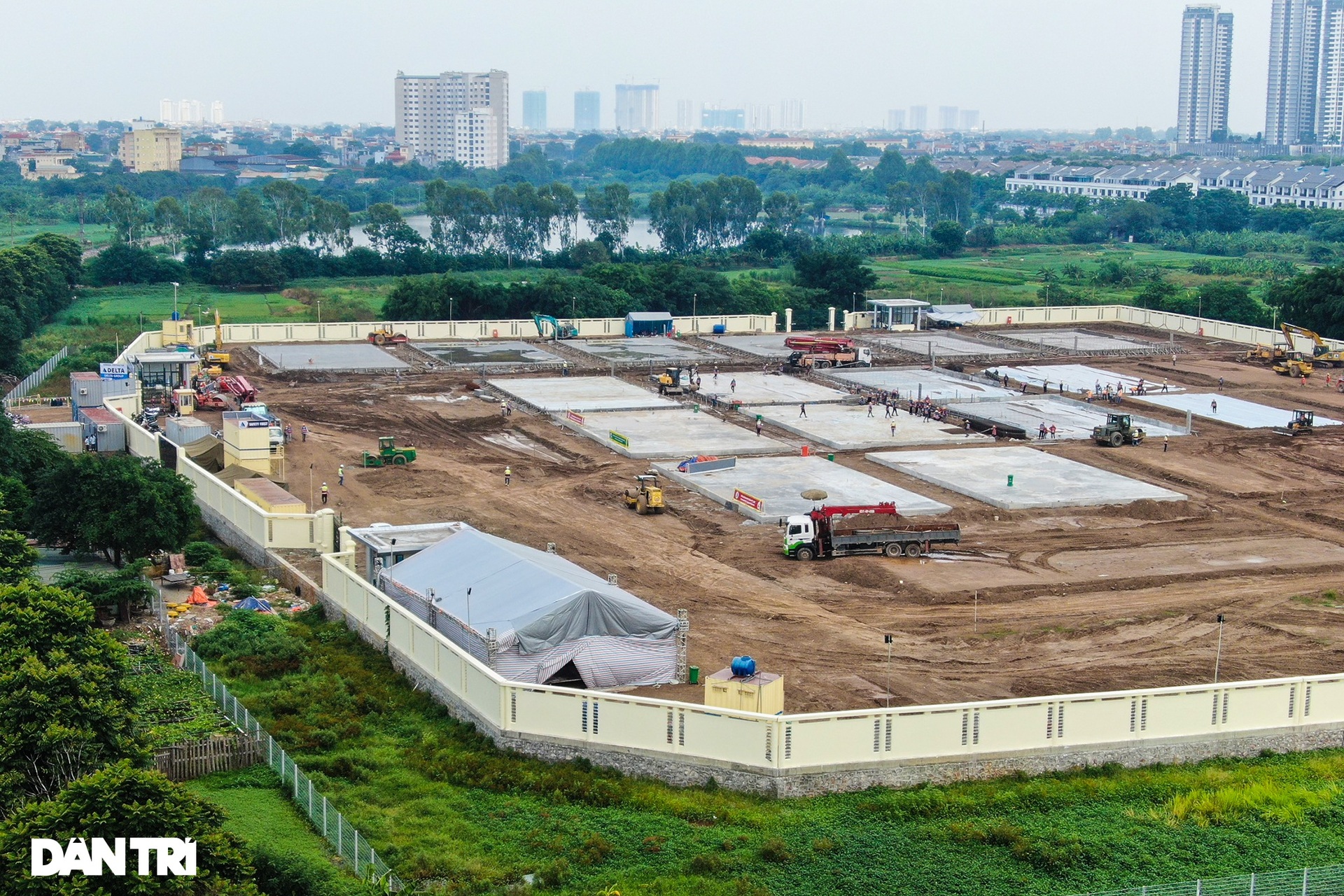 Toàn cảnh công trường xây Bệnh viện dã chiến điều trị Covid-19 ở Hà Nội - 7 Toàn cảnh công trường xây Bệnh viện dã chiến điều trị Covid-19 ở Hà Nội - 7