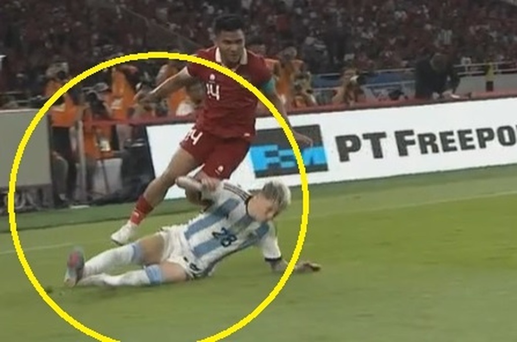 Indonesia khiến Argentina khó khăn với độc chiêu ném biên - 2 Indonesia khiến Argentina khó khăn với độc chiêu ném biên - 2