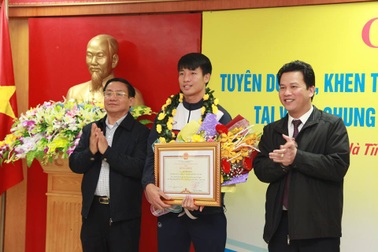 Chủ tịch Hà Tĩnh tặng Bằng khen cho trung vệ Bùi Tiến Dũng